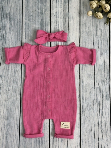 Купить оптом 336-Ф. Комбинезон с повязкой для девочки из муслина, хлопок 100%, размеры 56,62,68, фуксия в Всеволожске