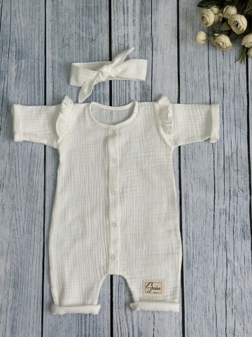 Купить оптом 336-МО. Комбинезон с повязкой для девочки из муслина, хлопок 100%, размеры 56,62,68, молочный в Всеволожске